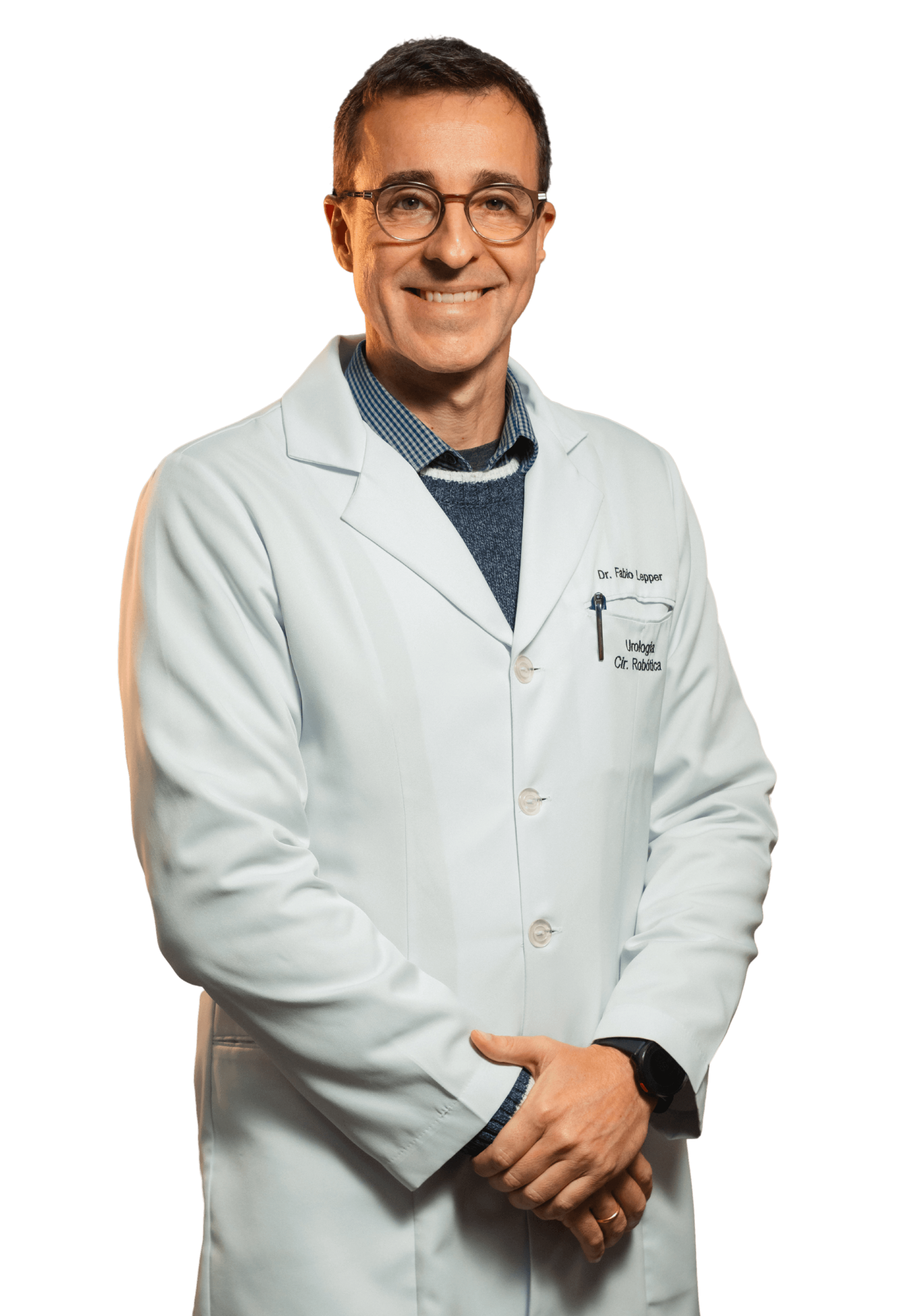 Dr. Fábio Lepper de jaleco no consultório, urologista em Joinville, CRM-SC 13.635